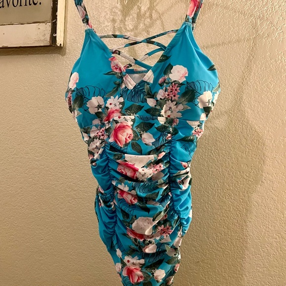 Beautiful Cupshe Floral 1X One Piece Swimsuit With Crisscross Design - Picture 1 of 12